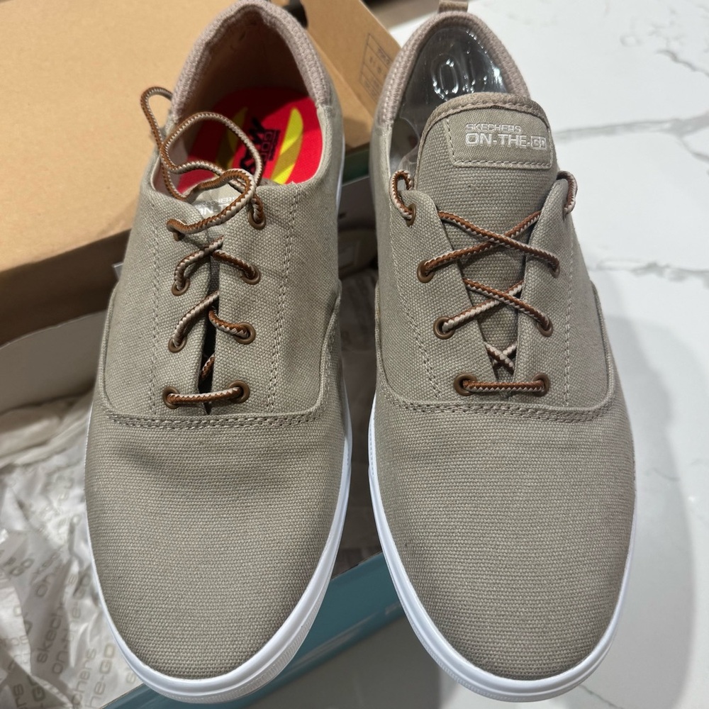 Skechers On the Go Goga Sneakers New in Box